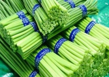 看蔬菜市场（蒜苔赔钱少有人买）