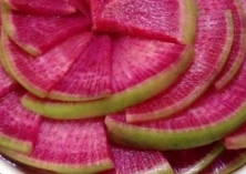 巧用心里美做萝卜花盘饰