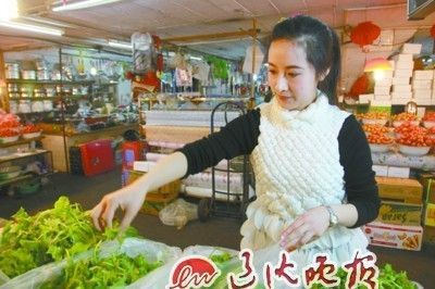 辽宁丹东：90后美女放弃公务员面试创业当菜贩