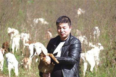 “托举哥”大山里当羊倌 帮助群众走上致富道路