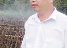 村支书谢卫兵（致富能手打响“大港黑木耳”品牌）