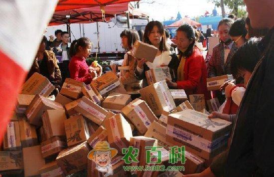 农村集市无人认领快递10元一个，引农民哄抢，摊主日收入过万元！