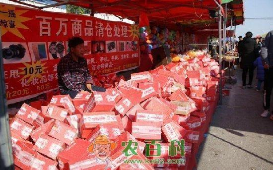 农村集市无人认领快递10元一个，引农民哄抢，摊主日收入过万元！
