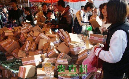农村集市无人认领快递10元一个，引农民哄抢，摊主日收入过万元！