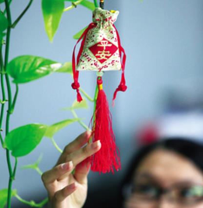 端午节五习俗养生功效:端午节喝五加酒湿避邪 端午节五习俗养生功效:端午节喝五加酒湿避邪