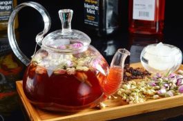 前期优饲、后期限的饲养猪法