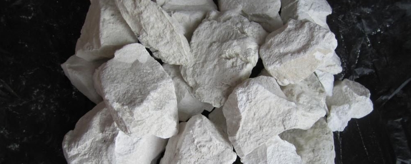 一亩地撒多少生石灰 撒生石灰多久能种东西