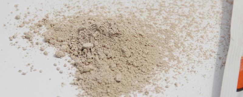 多菌灵能直接撒土里吗 可以和生根粉同时使用吗?