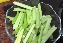 芹菜汁生喝还是熟喝（可以天天喝吗？）