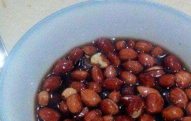 醋泡花生米怎么做（醋泡花生米的做法与注意事项）