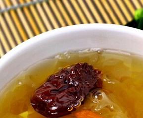 银耳汤隔夜能吃吗（隔夜银耳汤吃了好不好）